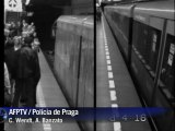 Mulher cai nos trilhos do metrô e sai ilesa