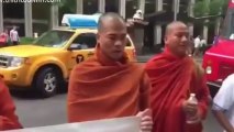 جماعة الموغ يحتجون في نيويورك ضد مجلة تايم-البوذية ومواجهة الإرهاب   -  MONKS PROTEST IN NEW YORK AGAINST TIME MAGAZIN-BUDDHISM,FACE OF TERROR