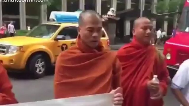 جماعة الموغ يحتجون في نيويورك ضد مجلة تايم-البوذية ومواجهة الإرهاب - MONKS PROTEST IN NEW YORK AGAINST TIME MAGAZIN-BUDDHISM,FACE OF TERROR