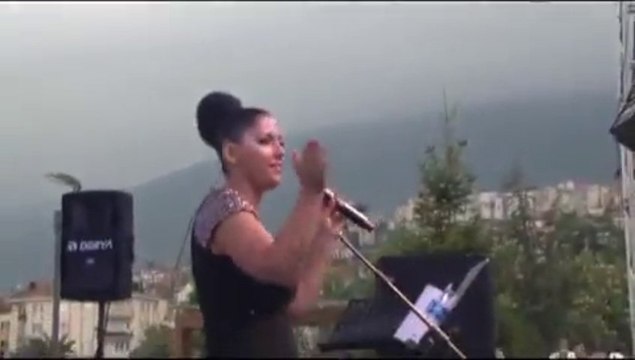 Aysun Taşçeşme Bahçe duvarından aştım canli Konser *****