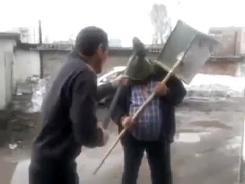 Coup de massue sur un casque