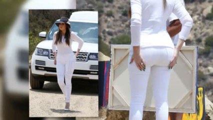 Khloe Kardashian dévoile ses formes dans un ensemble blanc