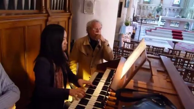 Mari MIHARA, organiste, Grand Prix de Chartres 2012, essaie l'orgue d'Evrecy