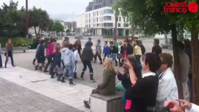 Flash mob des écoles primaires - 130 élèves sur le parvis de la gare