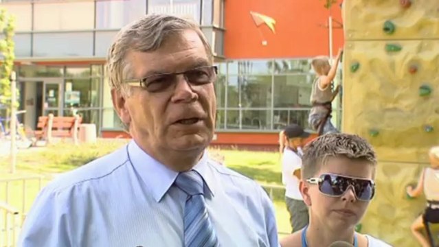 Wizyta prezydenta Andrzeja Pałuckiego na terenie przebudowy stadionu miejskiego oraz przy ściance wspinaczkowej