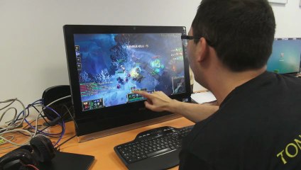 Tweekz joue à LoL sur écran tactile