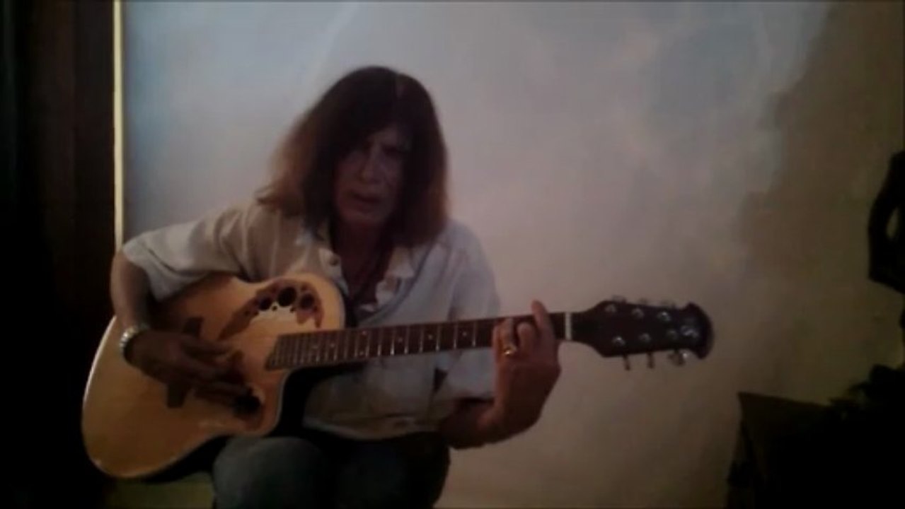 Berniy chante sa composition les gens de voyage