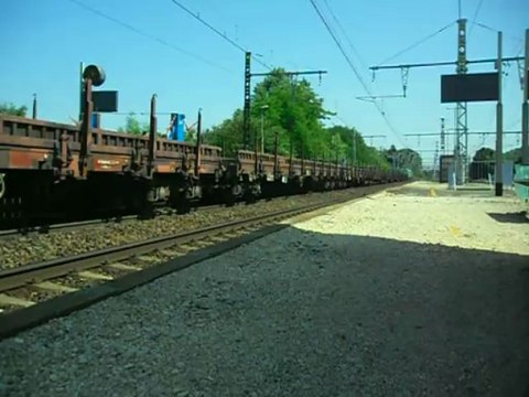 UM DE BB 75000 ET TRAIN DE WAGONS PLATS