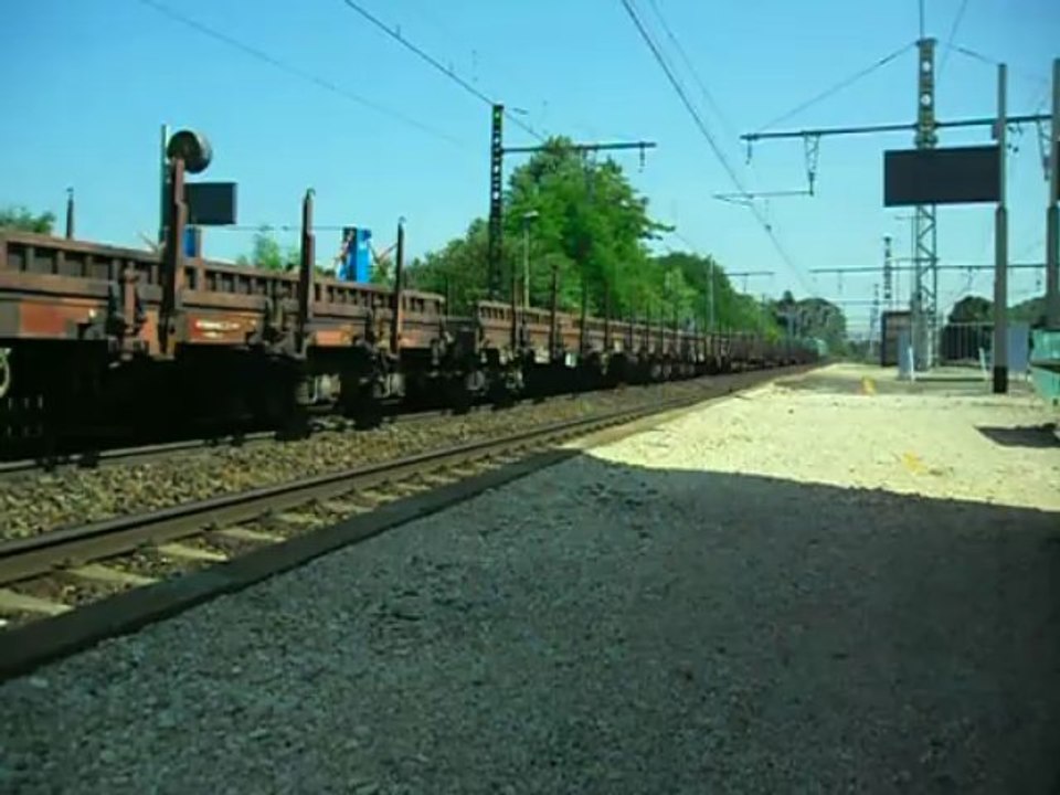 UM DE BB 75000 ET TRAIN DE WAGONS PLATS