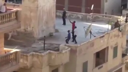 İslamcı Faşist Müslüman Kardeşler Çocukları Çatıdan Atıyor