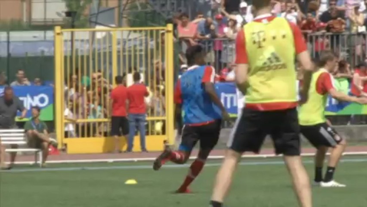 Der Ball muss bei den Bayern sein