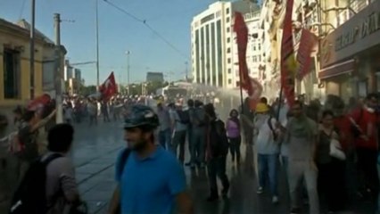 Riot police fire off tear gas on protesters in Istanbul