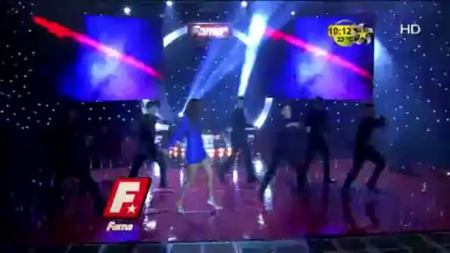 Brenda baila en premios fama