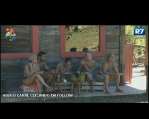 Mateus preocupado com pilha sobre Bárbara