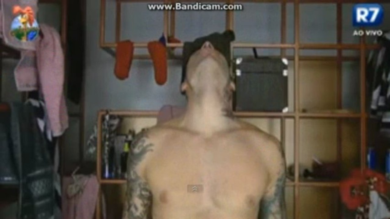 [48] Bárbara olhando Mateus se preparando para dormir. [01-07]