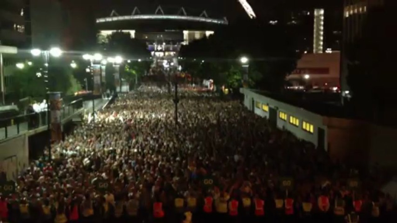 Wembley crowd while away time by performing classic internet hit