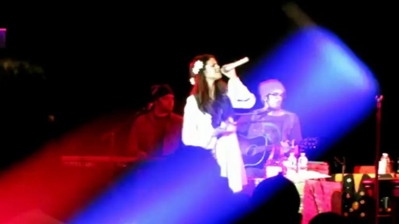 Selena Gomez & The Scene - Who Says live