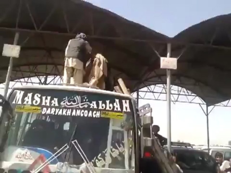 Gadhe ko Coach ki chhat per charhane ki video