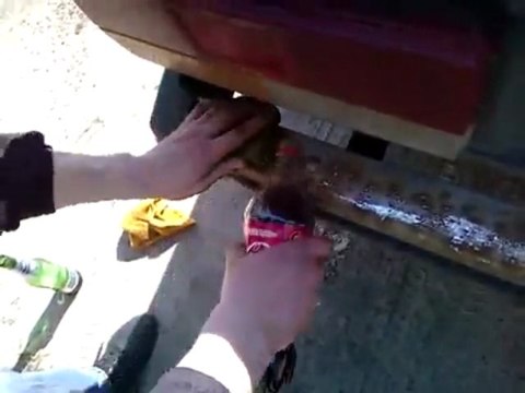 Décaper un pare-chocs rouillé avec du Coca-Cola