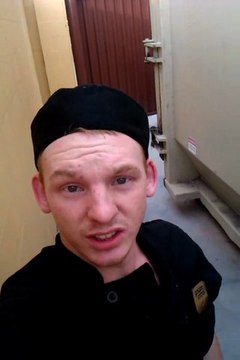 Viande cachée près des poubelles pour une inspection