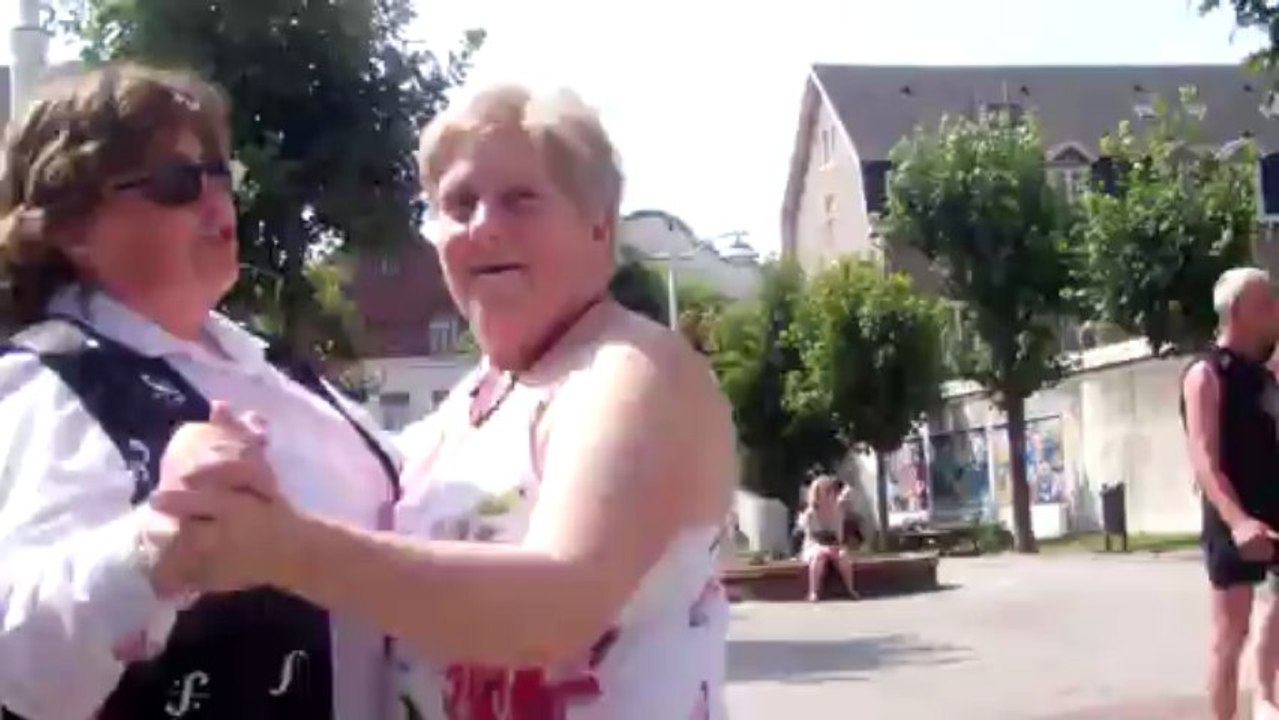 mon amant de st jean, chanté par Joel et une valse improvisée par Marie et Corinne à Berck