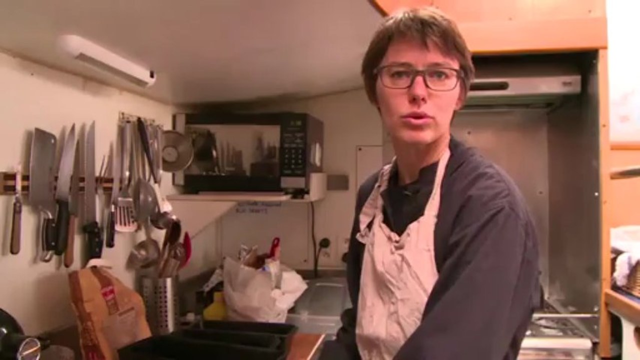 Céline Blanchard, la cuisinière, nous explique son rôle à bord de Tara © France Télévisions