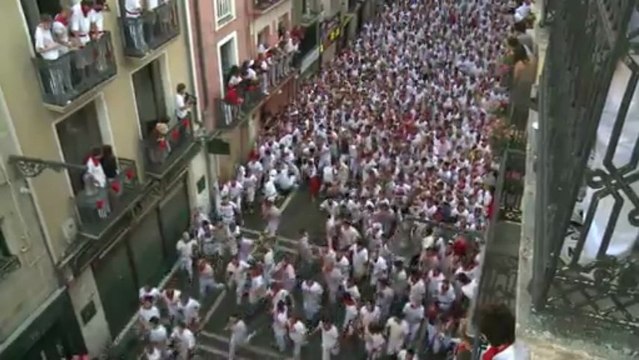 Espagne : premier lâcher de taureaux dans les rues de Pampelune