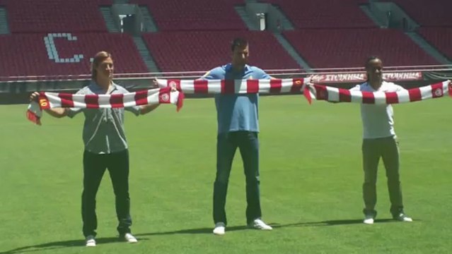 Σαλίνο, Ντε Βινσέντι και Σάμαρης ποζάρουν στον αγωνιστικό χώρο του Γ. Καραϊσκάκης