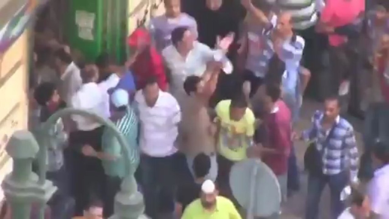 [Choquant] Egypte : Des Frères Musulmans jettent quatre jeunes anti-Morsi du haut d'un immeuble