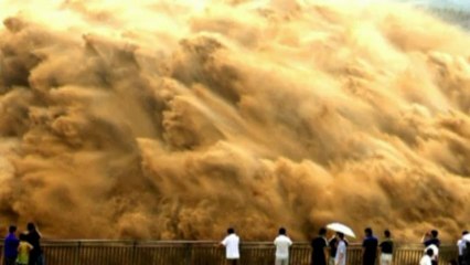 Sand-washing at giant China dam