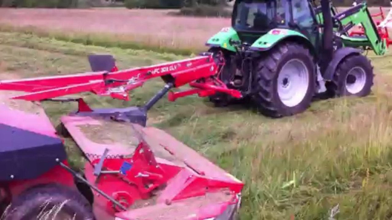 deutz K 420  avec chargeur , avec une faucheune khun en 3m