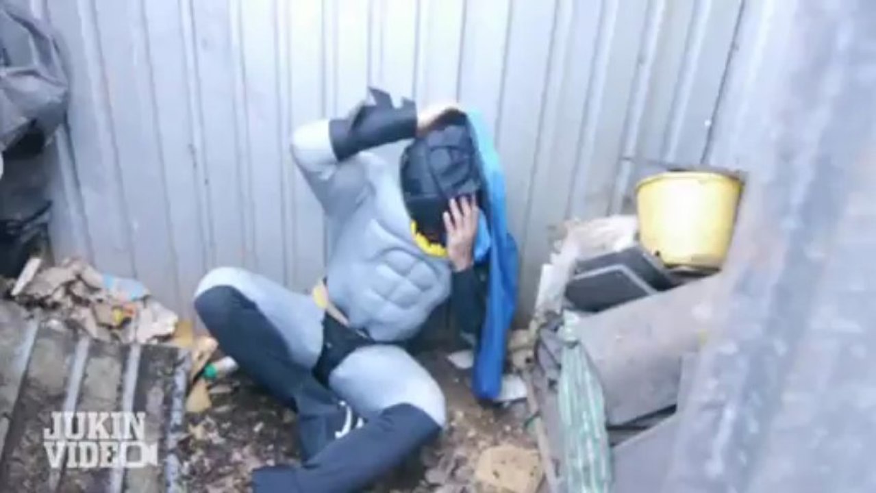 Batman saute sur un toit FAIL !