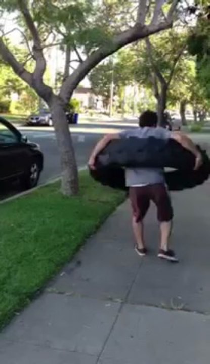 Hula Hoop avec un pneu de tracteur