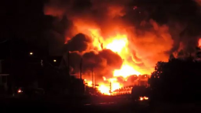 Accident de train au Quebec - Incendie et explosion terrible.