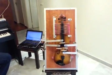 Une machine joue du violon