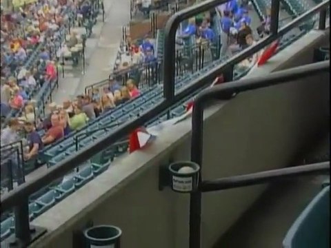 Balle de baseball dans un porte-gobelet