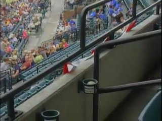 Balle de baseball dans un porte-gobelet