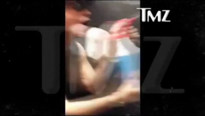 Justin Bieber orinando en un balde de la cocina de un restaurante