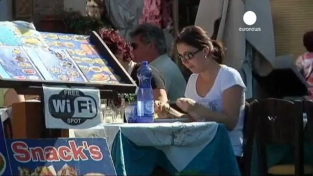 Grecia, sì condizionato agli aiuti. Il nodo dell'Iva