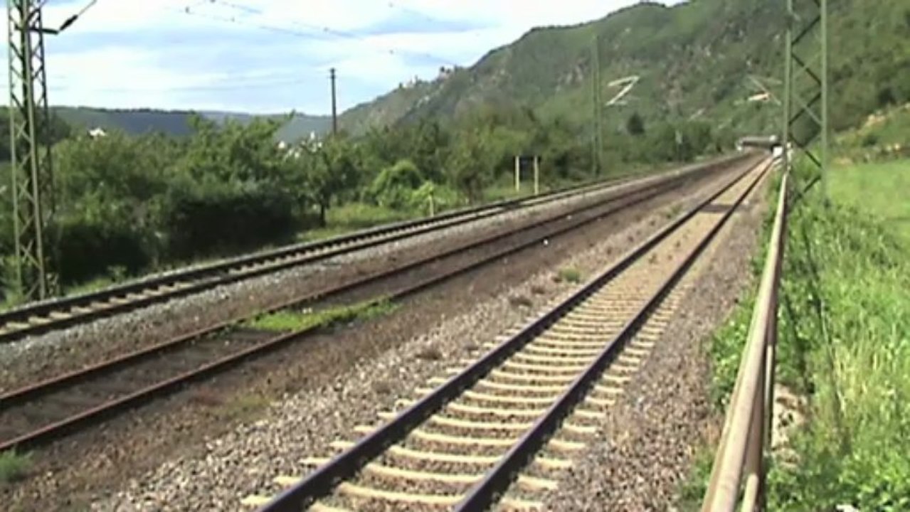 Züge und Schiffe bei Kestert am Rhein, ADRIA 183, 151, 155, 101, 4x 185, 460, 428