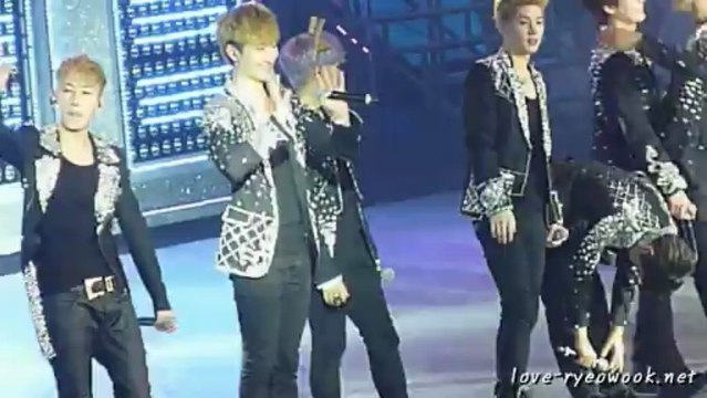 2013.07.06 SS5 Singapore: Mi waving cutely to fans [HD]