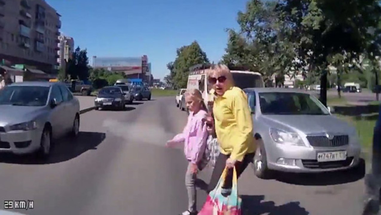 Mère renversée avec ses enfants