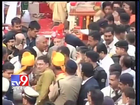 Tv9 Gujarat - Modi pulled the chariot of Lord Jagannath out of the temple premises