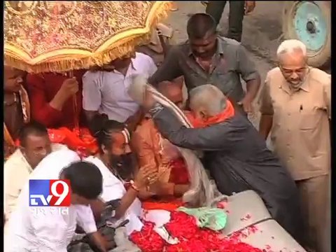 Tv9 Gujarat - Rathyatra celebration 2013: Jagannath temple Mahant in Rath procession
