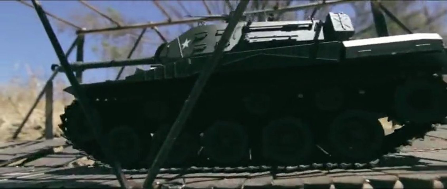 Reconstitution de The Great RC Battle avec maquettes et avions télécommandés...