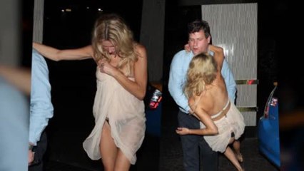 Brandi Glanville perd l'équilibre en sortant d'un restaurant