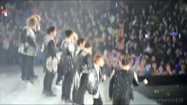 2013.07.06 SS5 Singapore: Ryeowook backhugging Zhou Mi [HD]