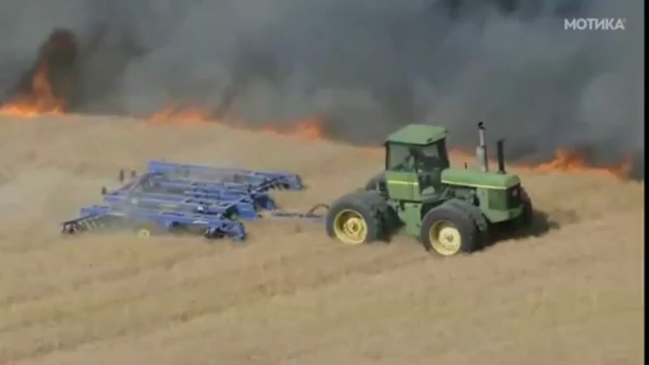 МОТИКА: Земјоделец спречува ширење на огромен пожар со својот трактор