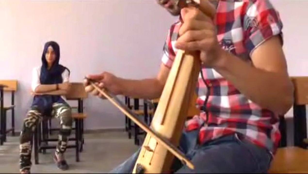 Kemençe çalarak cezasını çekiyor