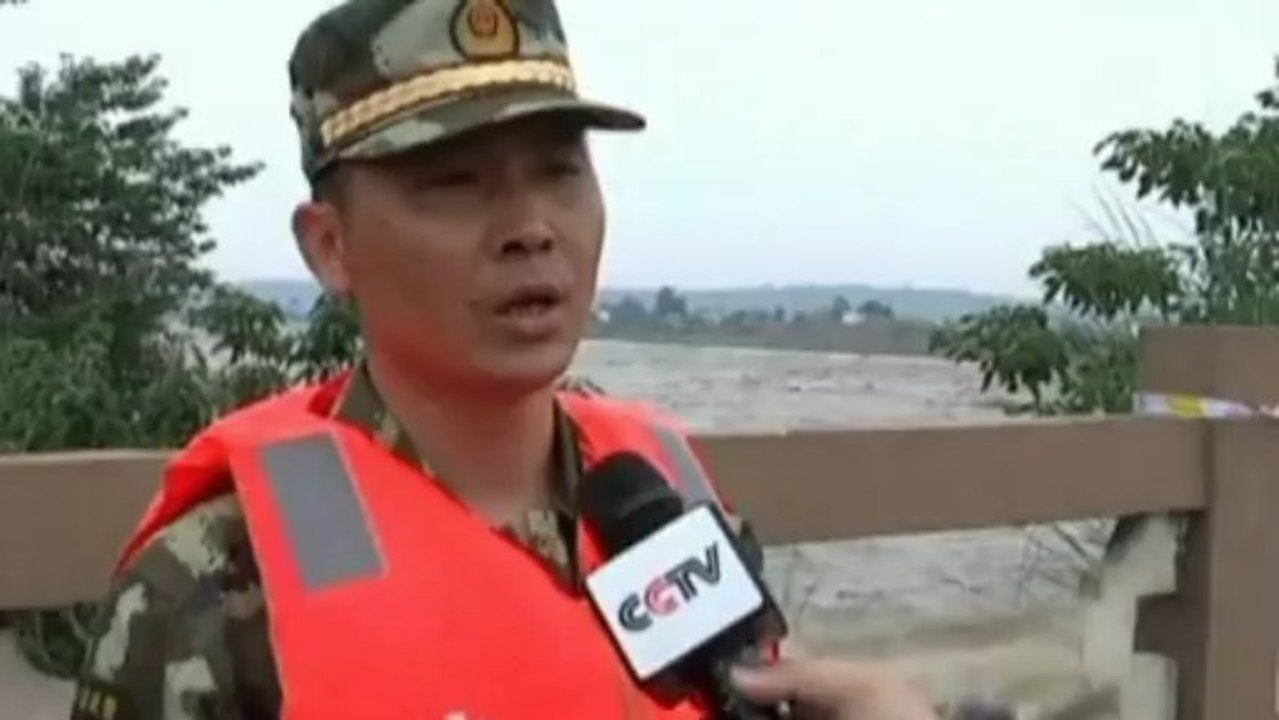 Bridge collapses, throwing cars into river in China